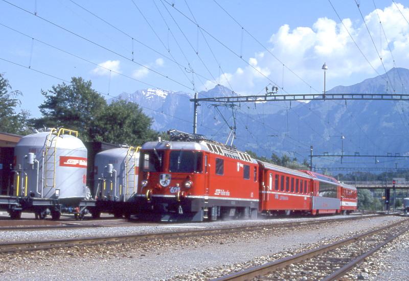 RhB GLACIER-EXPRESS G 903 von Davos ber Landquart - Chur nach Zermatt vom 07.06.1993 Durchfahrt Untervaz mit Lok Ge 4/4II 621 - B 2426 - BVZ AS 2013 - FO B 4265. Hinweis: den Zug sah ich damals auch ab und zu mit nur 1 AS oder 1 AB am Haken zwischen Landquart und Chur verkehren. Links stehen Mohrenkpfe (Zementsilowagen bis 15t Zuladung) bereit. In Untervaz befindet sich ein groes Zementwerk.
