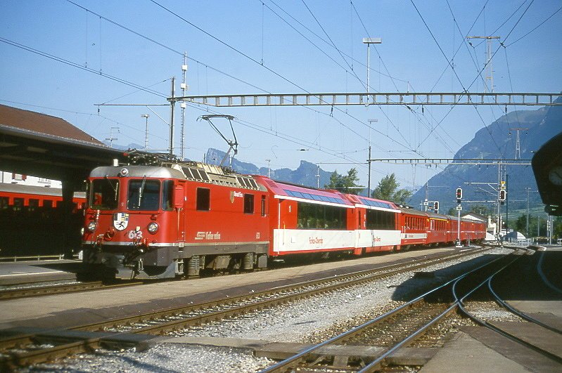 RhB-Glacier-Express G - Schnellzug 30 von Davos Platz nach Landquart -(Zermatt) am 23.08.2000 in Landquart mit E-Lok Ge 4/4II 613 - FO PS 4011 - FO AS 4029 - FO B 4271 - A 1238 - B 2441 - B 2368 - B 2366 - D 4225. Hinweis: FO-Fahrzeuge noch alte Lackierung, Zug verkehrt heute mit Panoramawagen ber Filisur!

