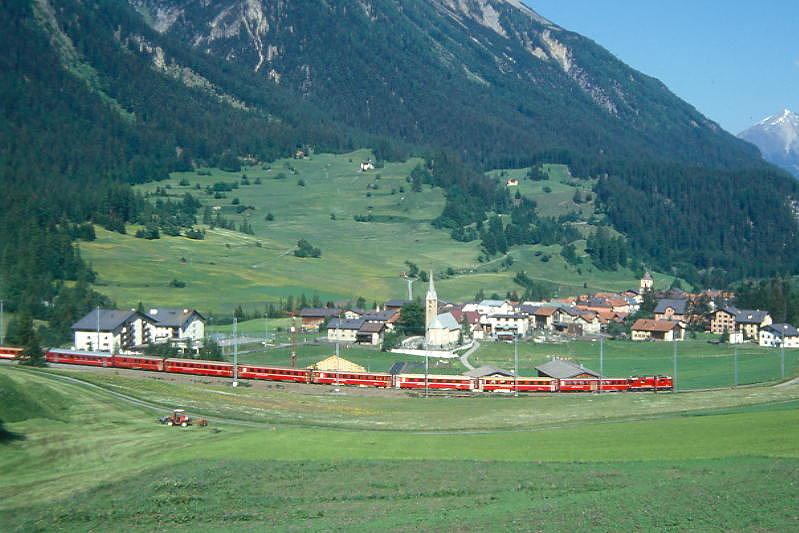 RhB Glacier-Express G Schnellzug 534 von St.Moritz nach Chur am 08.06.1993 bei Bergn mit E-Lok Ge 4/4II 620 - B 2323 - A 1224 - A 1232 - B 2448 - B 2446 - B 2445 - D 4222 - BVZ B 2288 - FO A 4063. Hinweis: gescanntes Dia

