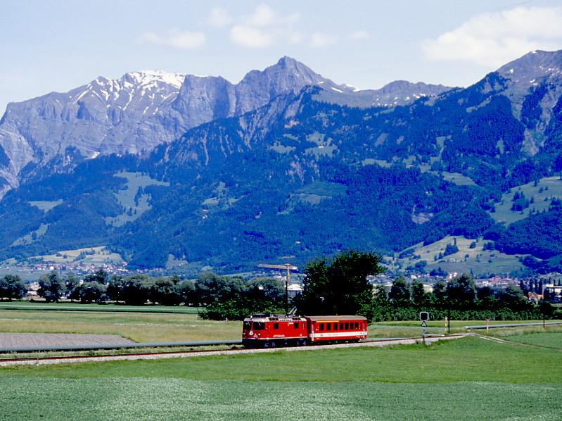 RhB GLACIER-EXPRESS I 905 von Davos Platz ber Landquart - Chur nach Zermatt vom 01.06.1992 zwischen Igis und Zizers mit E-Lok Ge 4/4II 613 - FO AB 4172. Hinweis: dies ist der krzeste mgliche Glacier-Expre mit 1. und 2. Klasse. 100KW Antriebsleistung pro Tonne Zughakenlast! 