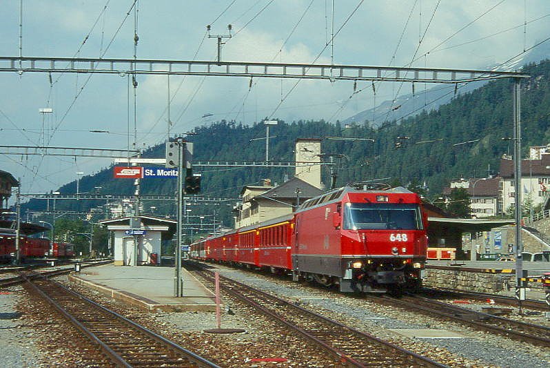 RhB Glacier-Express K Schnellzug 540 von St.Moritz nach Zermatt am 28.06.1995 in St.Moritz mit E-Lok Ge 4/4III 648 - A 1235 - A 1230 - B 2380 - B 2429 - B 2375 - D 4225 - FO AS 4030 - BVZ AS 2011 - FO AS 4028 - FO AS 4024 - WR 3811 - A 1266. Hinweis: gescanntes Dia
