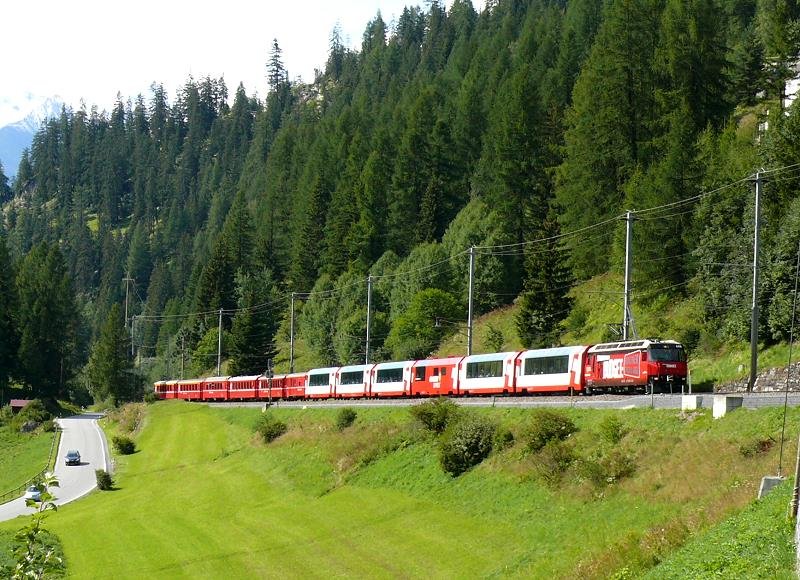 RhB Glacier-Express/Regio-Express 1149 von Chur nach St.Moritz am 16.08.2008 Einfahrt Bergn mit E-Lok Ge 4/4 III 646 - Ap 1313 - Ap 1312 - WRp 3831 - Bp 2534 - Bp 2535 - Bp 2536 - D 4214 - B 2359 - B 2437 - B 2491 - A 1238 - A 1236 - Hinweis: Lok mit Werbung: RhBUDGED
