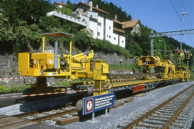 RhB Gleisbaujochzug der Firma M�LLER AG am 05.06.1993 in Thusis. Hinweis: gescanntes Dia
