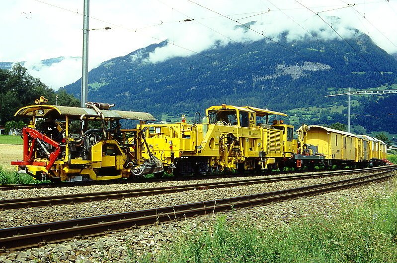 RhB - Gleisbauzug M�LLER AG am 27.08.1996 bei Rh�z�ns mit R21L - B24A - P 10153 - Xbk 9089 - Xbk 9096 - P 10157. - Hinweis: gescanntes Dia
