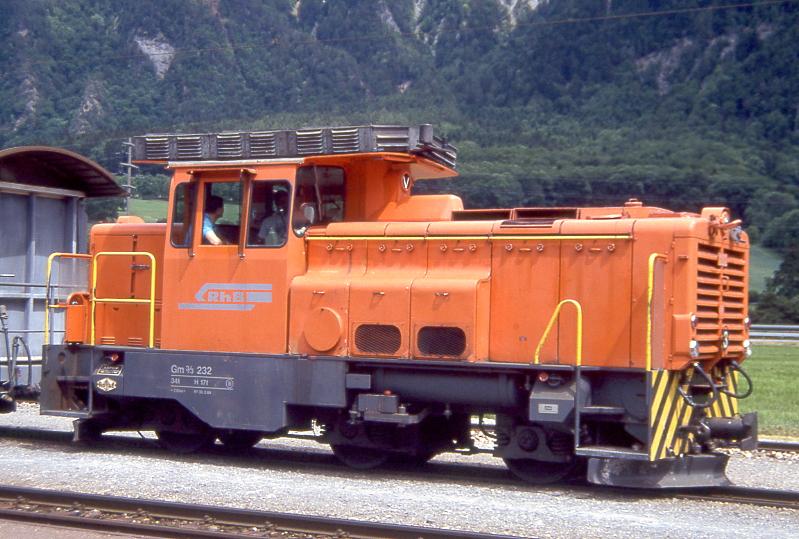 RhB - Gm 3/3 232 am 01.06.1992 in UNTERVAZ - Diesel-RANGIERLOKOMOTIVE - bernahme 01.02.1976 - MOYSE3554/MTU - 295 KW - Gewicht 34,00t - LP 7,93m - zulssige Geschwindigkeit 55 km/h. Hinweis: noch altes Logo
