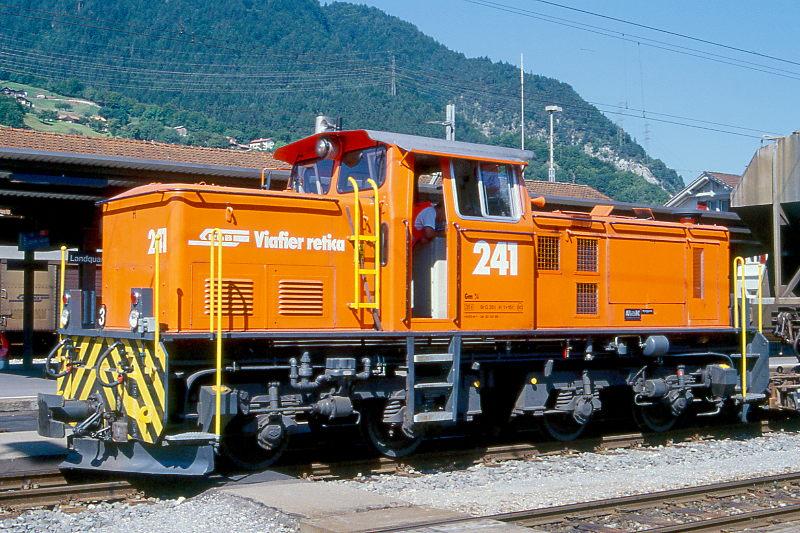 RhB - Gm 4/4 241 am 23.08.2000 in Landquart - Rangier-Diesellok - Baujahr 1959 - bernahme jetzt 30.04.1999 - MAK401029/MWM/NEWAG - 336 KW - Gewicht 35,00t - LP 9,65m - zulssige Geschwindigkeit 60 km/h - Logo RhB rhtoromanisch - Lebenslauf: ex Spurweite 860mm Alsenschen Portland Zementwerke - 1964 Spurweite 1000mm Auricher Kreisbahn als D 8 - 1971 Brohtalbahn als D 4 - 1988 NEWAG - 1989 RhB Ge 4/4 241 Hinweis: nur wenige Tage im Einsatz, 1993a, 1999 neuer Motor.
