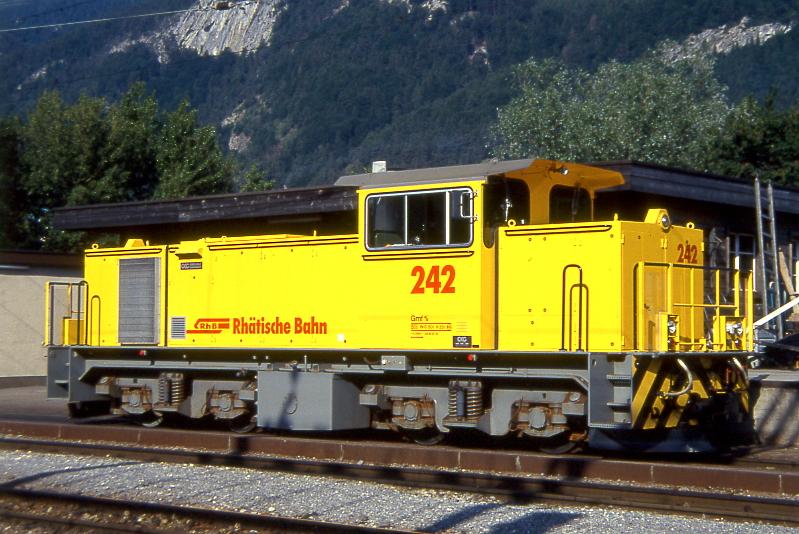 RhB - Gmf 4/4 242 am 07.06.1993 in UNTERVAZ - Baudienst-Diesel-LOKOMOTIVE - bernahme 19.07.1991 - GMEINDER5696/KAELBLE - 559 KW - Gewicht 50,00t - LP 11,70m - zulssige Geschwindigkeit 60 km/h - ab 1999 Diesel-LOK fr VEREINA-Rettungszge
