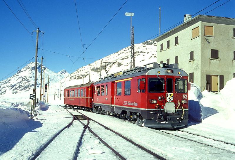 RhB GmP 4435 von St.Moritz nach Tirano am 08.02.1997 Einfahrt Ospizio Bernina mit Triebwagen ABe 4/4III 52 - B 2307. Hinweis: Gterzug mit Personenbefrderung mal ohne Gterlast! 
