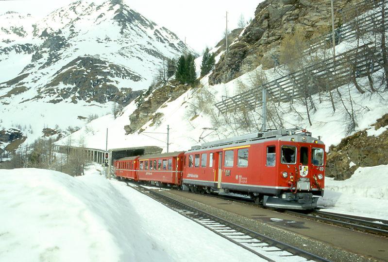RhB GmP 4435 von St.Moritz nach Tirano am 08.02.1997 Einfahrt Alp Grm mit Triebwagen ABe 4/4II 49 - AB - BD - B. Hinweis: Blick auf die 1951 erstellte 264m lange Grm-Gallerie.
