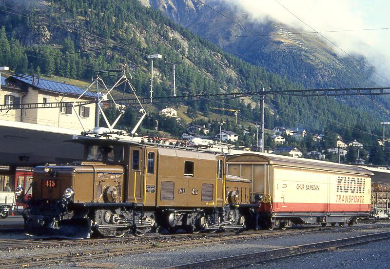 RhB GmP 4507 von Landquart nach Samedan am 09.09.1994 in Samedan mit E-Lok-Oldtimer Ge 6/6I 415 - Haikv 5135. Hinweis: Personenwagen und 9 Gb sind bereits abgekuppelt, das Krokodil ist bereits als berfuhr zu Kuoni unterwegs. Wagen hat noch alte KUONI-Werbung!