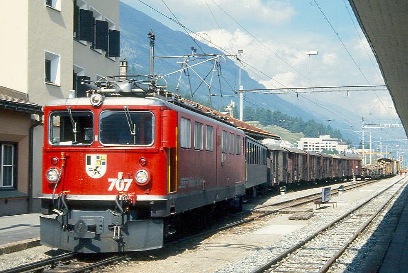 RhB GmP 4537 von Landquart nach St.Moritz am 07.09.1994 in Samedan mit E-Lok Ge 6/6II 707 - B 2245 - Gb 5028 - Gb 5066 - Gb 5045 - Gbkv 5553 - Gb 5906 - Gb 5061 - X 9319 - Rw 8266 - Rpw 8285 - Haikv 5133 - Haikv 5130. Hinweis: Zug steht am Rampengleis, Lok noch mit Scherenpantograf, gescanntes Dia
