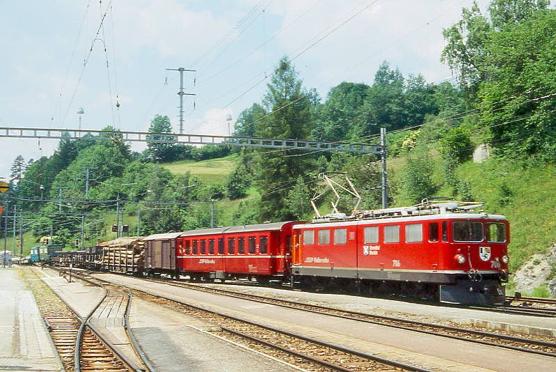 RhB GmP 4537 von Landquart nach St.Moritz am 28.06.1995 Einfahrt Filisur mit E-Lok Ge 6/6II 706 - B 2217 - Gbkv 5543 - Rpw 8273 - X 9040 - Rpw 8226 - Rw 8249 - Rw 8256 - P 10051 - Kk 7090 - Kkw 7375 - Uce 8091 - Uce 8050 - Uce 8071. Hinweis: Lok noch mit Scherenpantograf, gescanntes Dia
