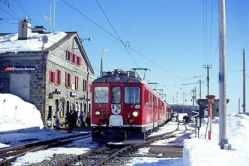 RhB - GRAUBNDEN TOURS Dampfschneeschleuderdienstzug von Ospizio Bernina nach Pontresina am 28.02.1998 in Ospizio Bernina mit Triebwagen ABe 4/4 II 49 + ABe 4/4 II 42 - B 2092 - ABe 4/4 I 30 - ABe 4/4 I 34 - Xrot d 9213
