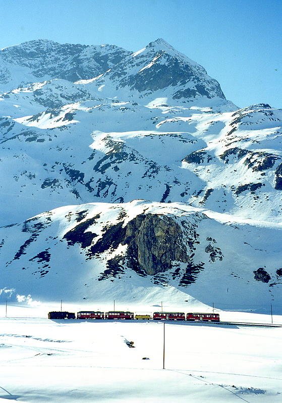 RhB - GRAUBNDEN TOURS Dampfschneeschleuderdienstzug von Ospizio Bernina nach Pontresina am 28.02.1998 bei Alp Bondo mit Triebwagen ABe 4/4 II 49 + ABe 4/4 II 42 - B 2092 - ABe 4/4 I 30 - ABe 4/4 I 34 - Xrot d 9213
