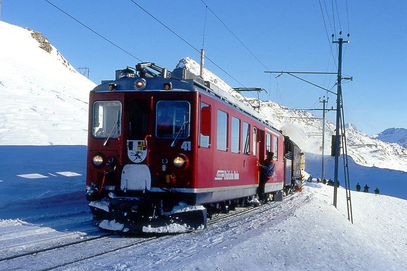 RhB - GRAUBNDEN TOURS Dienstzug 9472 von Ospizio Bernina nach Pontresina am 31.01.1998 Zugzusammenstellung 2.Teil bei Ospizio Bernina mit Triebwagen ABe 4/4 II 41 - Xrot d 9213

