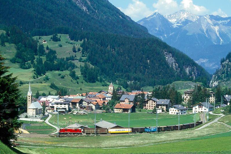 RhB Gterzug 5533 von Landquart nach Pontresina am 08.06.1993 bei Bergn mit E-Lok Ge 4/4II 614 - Haikv 5109 - Haikqy 5161 - Gb 5062 - Gbkv 5526 - Gbkv 5600 - Gbkv 5578 - Gb - Gb 5022 - Gb 5043. Hinweis: gescanntes Dia
