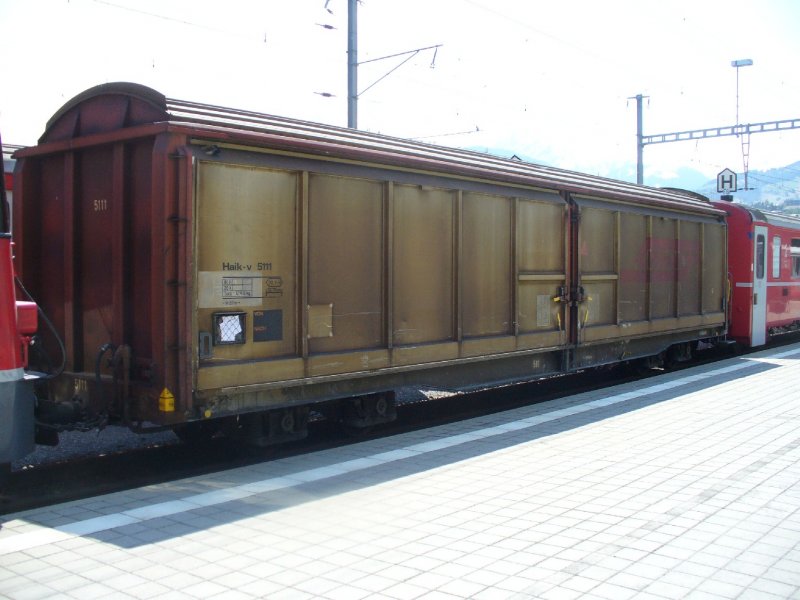 RhB - Gterwagen Haik-v 5111 im Bahnhof von Sedrun am 19.04.2007