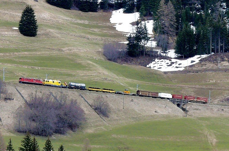 RhB Gterzug 5135 von Landquart nach Pontresina am 10.04.2008 oberhalb Bergn mit E-Lok Ge 6/6II 705
