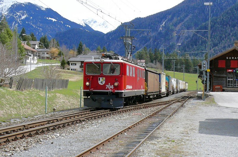 RhB Gterzug 5140 von Pontresina nach Landquart am 10.04.2008 Durchfahrt Surava mit E-Lok Ge 6/6 II 704
