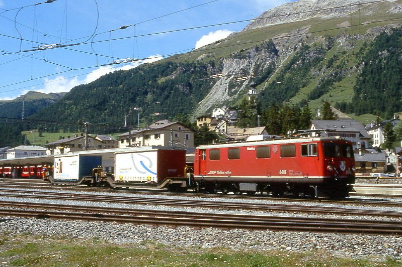 RhB Gterzug 5152 von Samedan nach Landquart am 23.08.2007 Zugzusammenstellung in Samedan mit E-Lok Ge 4/4I 608 - Sbkv 7704 - Sbkv 7712
