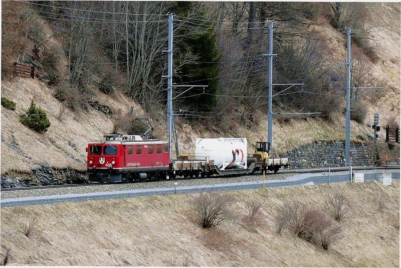 RhB Gterzug 5152 von Samedan nach Landquart am 10.04.2008 unterhalb Bergn mit E-Lok Ge 4/4 I 608

