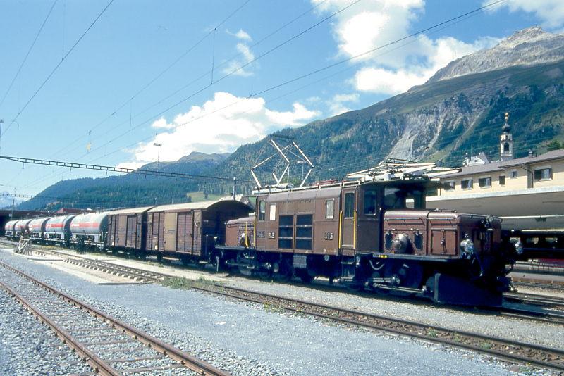 RhB GTERZUG 5237 von Samedan nach Scuol am 01.09.1993 in Samedan mit Oldtimer-E-Lok Ge 6/6I 413 - Gb 5802 - Gb 5811 - Uace 7993 - Uace 8000 - Uace 7995 - Uace 7997 - Uace 7992. Hinweis: Lok im Juli 1996 Abbruch! 
