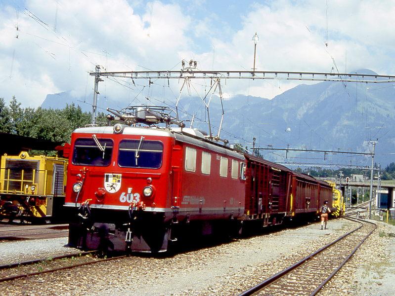 RhB Gterzug 5243 von Landquart nach Ilanz vom 26.06.1995 in Untervaz mit E-Lok Ge 4/4I 603 - Gakv 5414 - Haikv 5107 - Haikv 5106 - X 9019 - Xm 2/2 9912 - Xk 9008. Hinweis: Lok noch mit Scherenpantograf. Den gering ausgelasteten Valserzug wurden gleich noch Fahrzeuge der Bauabteilung angehngt, die schon vor Ilanz gebraucht werden, deshalb als Schlusslufer.
