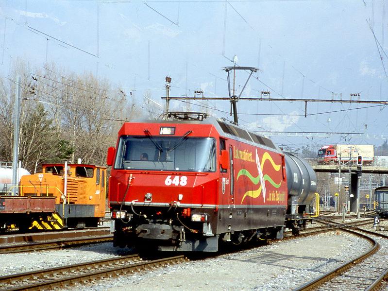 RhB Gterzug 5243 von Landquart nach Ilanz vom 16.03.1999 Einfahrt Untervaz mit E-Lok Ge 4/4III 648 - Uah 8121 auf Gleis 3. Hinweis: Lok hat noch alte Werbung, die inzwischen gendert wurde.