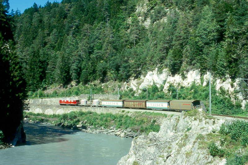 RhB GTERZUG 5243 von Landquart nach Ilanz am 01.09.1997 bei der Hochwassermarke zwischen Reichenau und Trin mit E-Lok Ge 4/4I 608 - Uce 8004 - Uce 8087 - Haikv 5125 - Haikv 5119 - Haikv 5127 - Haiv 5136.
