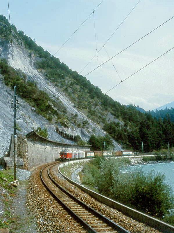 RhB GTERZUG 5243 von Landquart nach Ilanz am 03.09.1997 bei Trin mit E-Lok Ge 4/4I 603 - Uce 8006 - Uce 8079 - Uce 8047 - Uce 8100 - Haikv 5104 - Haikv 5129 - Haikv 5126 - Haikv 5109 - Haikv 5105. Hinweis: gescanntes Dia
