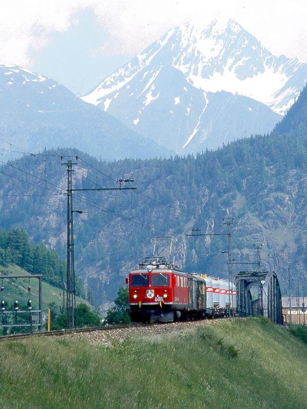 RhB GTERZUG 5246 von Scuol nach Samedan am 09.06.1993 bei Inn-Viadukt Zernez mit E-Lok Ge 4/4I 608 - Gbkv 5505 - Gbkv 5609 - Uce 8096 - Uce 8066 - Uce 8050 - Ucek 8065 - Uce 8068.
