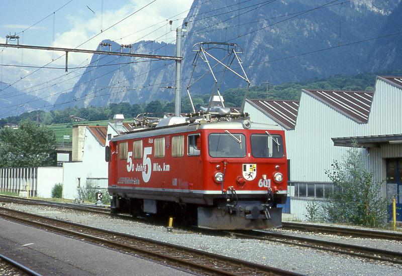 RhB Gterzug 5252 von Ilanz nach Landquart vom 27.08.1997 Ausfahrt Untervaz mit E-Lok Ge 4/4I 601. Hinweis: Hier wurden die Valser-Wagen bereits abgehngt und Lok fhrt planmig nach Landquart ohne Last weiter. Lok hat noch Scherenpantograf und Eigenwerbung. 