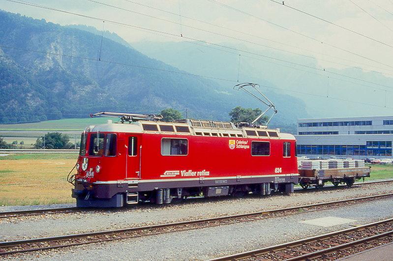 RhB Gterzug 5252 von Ilanz nach Landquart am 21.08.1995 Ausfahrt Untervaz mit E-Lok Ge 4/4 II 624 - Kkw 7339.
