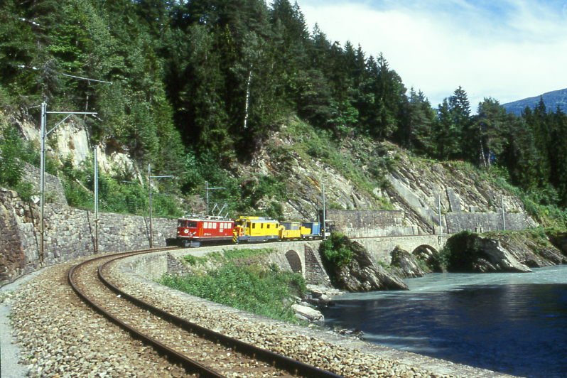RhB Gterzug 5253 von Landquart nach Disentis am 01.09.1997 bei der Hochwassermarke zwischen Reichenau und Trin mit E-Lok Ge 6/6 II 706 - Xmf 2/2 9919 - Xk 9083 - P 10156 - Kk 7052. Hinweis: Hier am Eingang zur Rheinschlucht ist der engste Kurvenradius der Oberlndetr Strecke mit 100m Radius, gescanntes Dia
