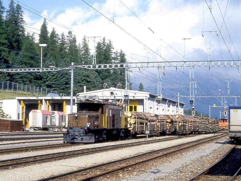 RhB GTERZUG 5315 von Landquart nach Pontresina am 07.09.1994 Einfahrt Pontresina mit Oldtimer-E-Lok Ge 6/6I 411 - Rw 8270 - Rw 8261 - Rw 8206. Hinweis: 411er inzwischen im Deutschen Museum Mnchen! Links vor dem Depot wird Xmut 9020 gerade abgebrochen 
