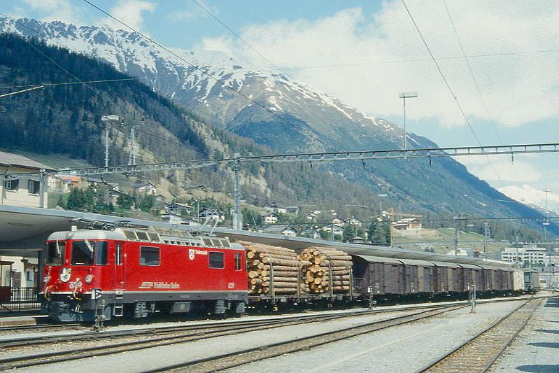 RhB Gterzug 5333 von Landquart nach Pontresina am 10.05.1994 in Samedan mit E-Lok Ge 4/4II 629 - Kk 7361 - Kk 8394 - Gbkv 5536 - Gbkv 5590 - Gb 5024 - Gbkv 5576 - Gb 5081 - Gbkv 5545 - Gbk 5610. Hinweis: gescanntes Dia
