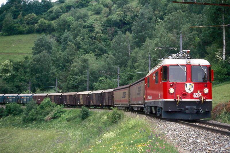 RhB Gterzug 5333 von Landquart nach Pontresina am 03.06.1992 kurz vor Surava mit E-Lok Ge 4/4II 627 - 2x Haikv 51xx - 9x Gb. Hinweis: gescanntes Dia
