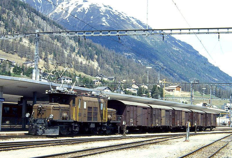 RhB GTERZUG 5335 mit berfuhr von Samedan nach Anschluss KUONI am 10.05.1994 in Samedan mit E-Lok Ge 6/6I 411 - Gbkv 5536 - Gbkv 5590 - Gb 5024 - Gbkv 5576 - Gb 5081. Hinweis: 411er inzwischen a, (Deutsches Museum Mnchen) fr Kuoni werden inzwischen Schiebewandwagen eingesetzt!
