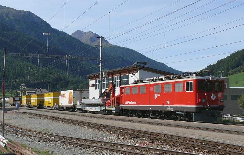 RhB - Gterzug 5336 von Zernez nach Landquart am 29.08.2008 in Zernez mit E-Lok Ge 6/6 II 701 - Xak 9387 - Sb 656321 - Sbk-v 7710 - Sb 65683 - Lb 8248 - Haik-v 5163
