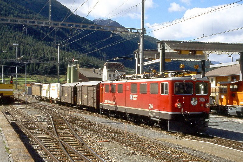 RhB Gterzug 5336 von Zernez nach Landquart am 22.08.2007 in Zernez mit E-Lok Ge 6/6 II 706 - Gbkv 5504 - Gbkv 5527 - Lb 7879 - Lb 7874 - Haikqquy 5163.
