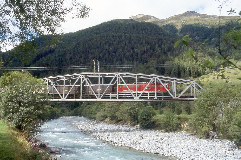 RhB Gterzug 5336 von Zernez nach Landquart am 22.08.2007 auf Inn-Viadukt bei Zernez mit E-Lok Ge 6/6 II 706 - Gbkv 5504 - Gbkv 5527 - Lb 7879 - Lb 7874 - Haikqquy 5163.
