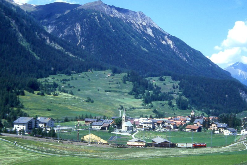 RhB Gterzug 5346 von Pontresina nach Landquart am 08.06.1993 bei Bergn mit E-Lok Ge 6/6II 707 - Haiqy 5173 - Gakv - Gb 5010 - Haikv 5135 - 4x Rw - E. Hinweis: gescanntes Dia
