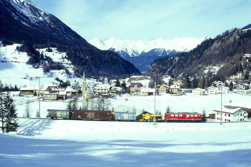 RhB Gterzug 5346 von Pontresina nach Landquart am 02.02.1998 bei Bergn mit E-Lok Ge 6/6II 703 - Xk 9008 - Gbkv 55xx - Gakv 54xx - Gbkv 55xx. Hinweis: gescanntes Dia

