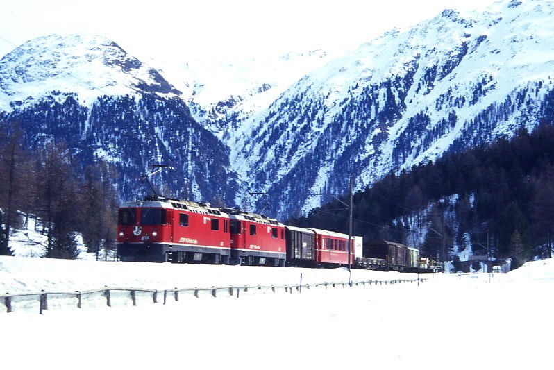 RhB Gterzug 5346 von Pontresina nach Landquart am 02.03.1996 im Val Bever zwischen Bever und Spinas mit E-Lok Ge 4/4II 621 - Ge 4/4II 632 - Gbkv 5558 - B 2455 - Rw 8261 - Gakv 54xx - Gbkv 55xx - Kk. Hinweis: gescanntes Dia
