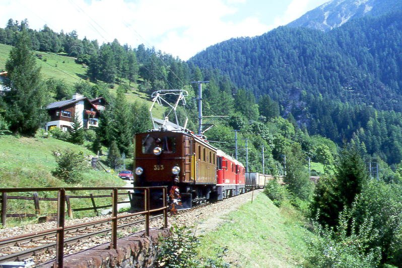 RhB Gterzug 5346 von Pontresina nach Landquart mit 3-fach-Traktion am 27.08.1998 Einfahrt Filisur mit E-Lok Ge 4/6 353 - Ge 4/4II 633 - Ge 4/4II 626 - Rpw 8275 - Rpw 8271 - Lbv 7859 - Haikqy 5165 - Haikqy 5174 - Haikv 5129 - Haikv 5110 - Gakv 5408 - Gbkv 5521 - Lbv 7852 - Kw 7501 - Kw 7503 - Fb 8520. Hinweis: die Ge 4/6 353 wurde in Filisur fr einen Extrazug bentigt, gescanntes Dia
