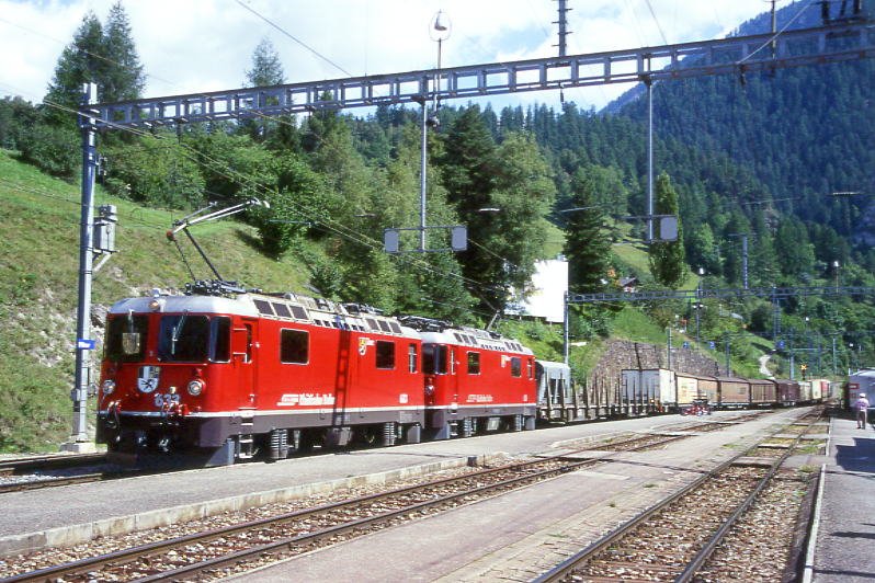 RhB Gterzug 5346 von Pontresina nach Landquart am 27.08.1998 in Filisur mit E-Lok Ge 4/4II 633 - Ge 4/4II 626 - Rpw 8275 - Rpw 8271 - Lbv 7859 - Haikqy 5165 - Haikqy 5174 - Haikv 5129 - Haikv 5110 - Gakv 5408 - Gbkv 5521 - Lbv 7852 - Kw 7501 - Kw 7503 - Fb 8520. Hinweis: gescanntes Dia
