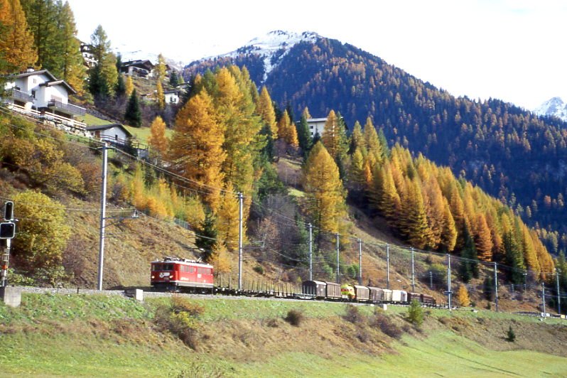 RhB Gterzug 5346 von Pontresina nach Landquart am 23.10.1998 bei Bergn mit E-Lok Ge 6/6II 706 - Kk 7348 - Rw 8235 - Rw 8288 - Rw 8381 - Gbk 5611 - Haikv 5112 - Kk 7075 - Xk 9049 - Haikv 5114 - Gakv 5419 - Gbkv 5521 - Lbv 7851 - Uce 8078 - Rw 8205 - Rw 8395. Hinweis: gescanntes Dia
