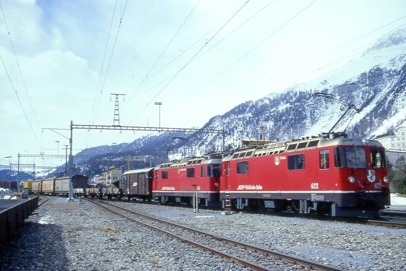 RhB Gterzug 5346 von Pontresina nach Landquart am 15.03.2000 in Bever mit E-Lok Ge 4/4II 622 - Ge 4/4II 613 - Gbkv 5503 - Kkw 7381 - Kkw 7373 - Kkw 7382 - Haikqy 5163 - Haiqy 5174 - Haiqy 5175 - Sbkv 7708 - Uah 8121 - Uah 8123 - Rw 8218 - Rw 8281 - Rw 8279 - Rw 8275 - Gbkv 5506 - Kkw 7326 - Haikv 5132. Hinweis: gescanntes Dia
