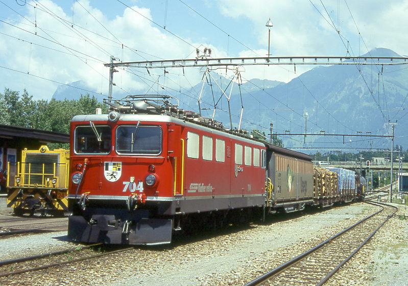 RhB Gterzug 5353 von Landquart nach Pontresina vom 26.06.1995 in Untervaz mit E-Lok Ge 6/6II 704 - Haiqy 5164 - Rpw 8282 - Rw 8259 - Uahkv 8146 - Uahkv 8151. Hinweis: Lok hat noch Scherenpantograf.