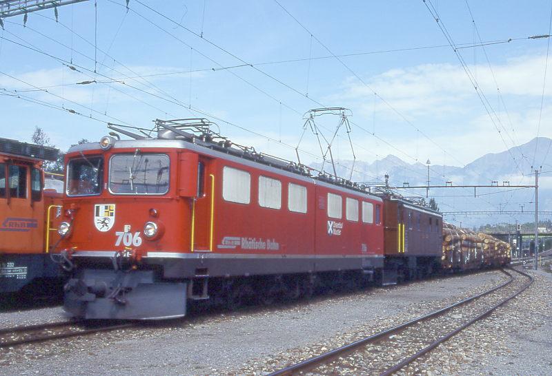 RhB Gterzug 5353 von Landquart nach Pontresina vom 03.09.1996 in Untervaz mit E-Lok Ge 6/6II 706 - Ge 4/6 343 [berfuhr] - Rw 8247 - Rpw 8234 - Rw 8263 - Uahr 8163. Hinweis: Lok hat noch Scherenpantograf.